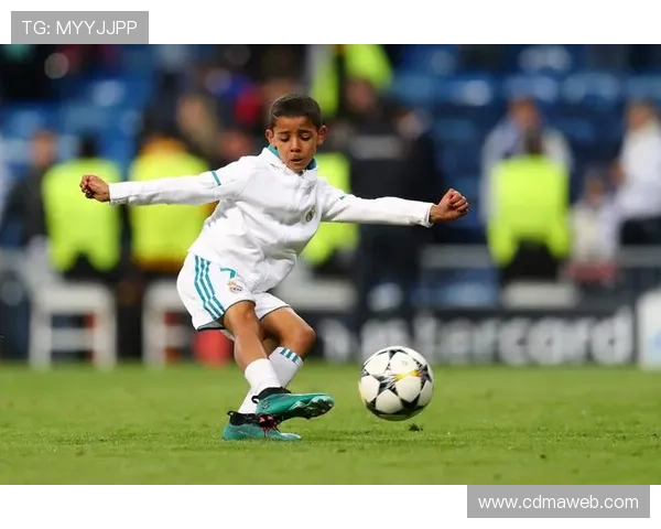 迷你罗试训皇马 C罗儿子或继承7号